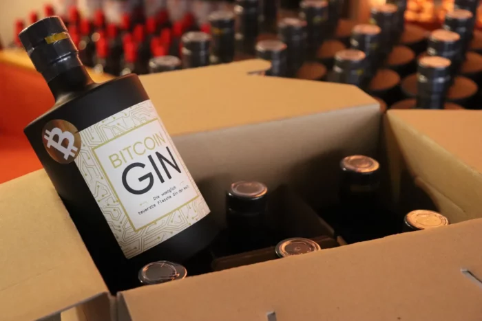 Eine Flasche mit dem Bitcoin Gin wird aus einem Karton geholt