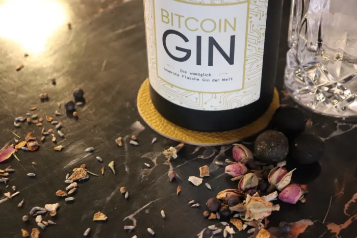 Eine Flasche Bitcoin Gin steht auf einem Marmortisch
