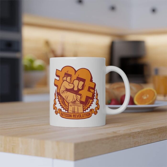 Die weisse Birtcoin Revolution Tasse zeigt eine erhobene Hand mit dem Bitcoin Logo darauf.